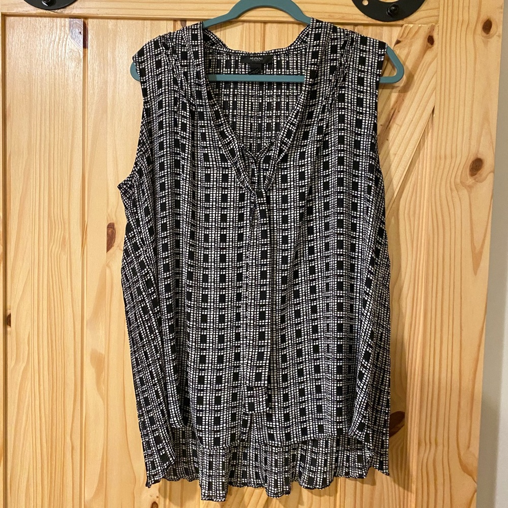 Alfani Black and White Sleeveless Blouse size 16 W